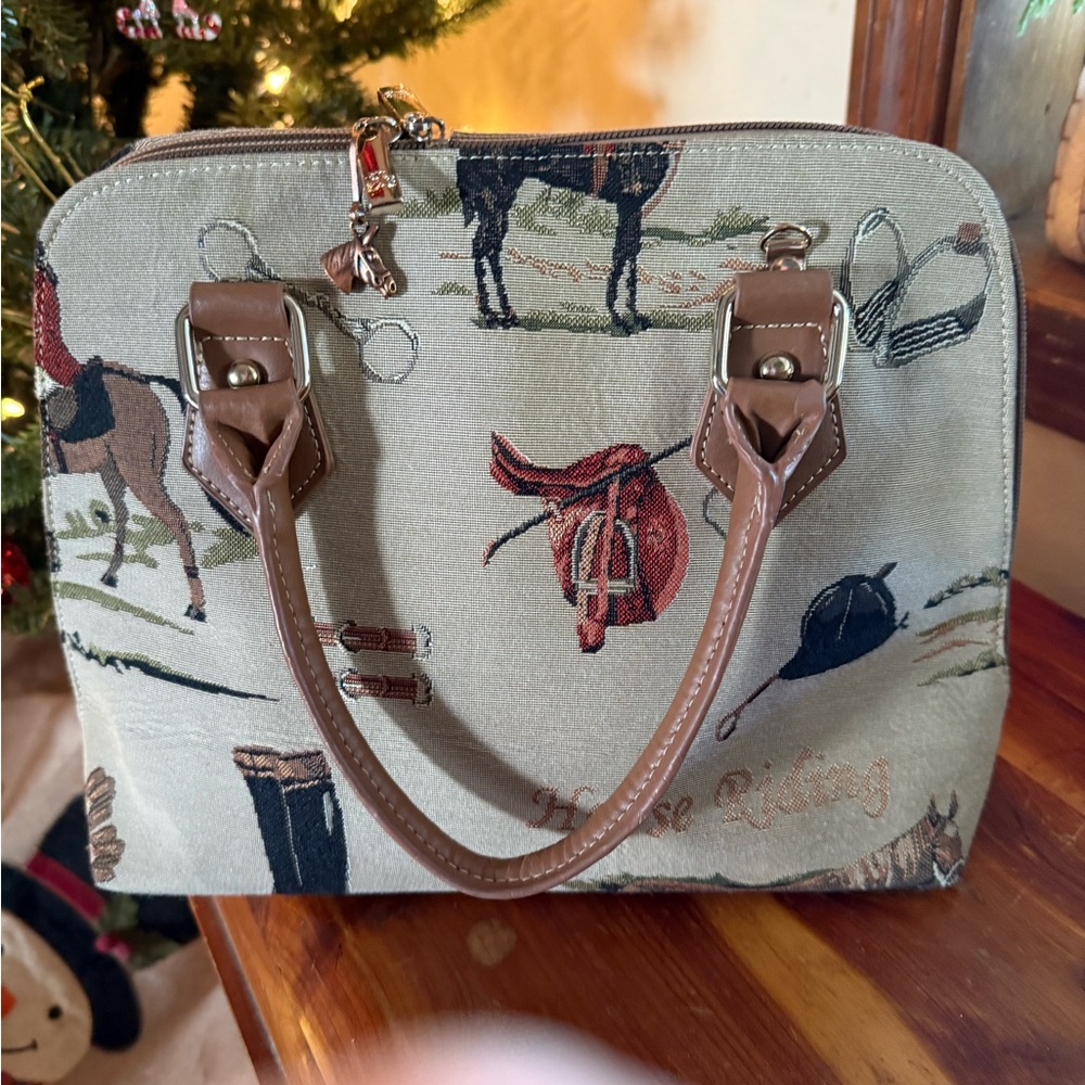 Signare tapestry purse
Excellent condition 
No stains